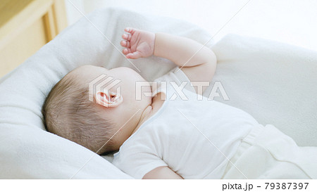 ベビーベッドで眠る赤ちゃん ベビーベッドで眠る赤ちゃん 79387397