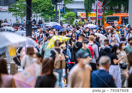 日本の東京都市景観 7月…。変異株感染爆発…東京593人と脅威の数字再び。渋谷には多くの人出＝6日 79387608