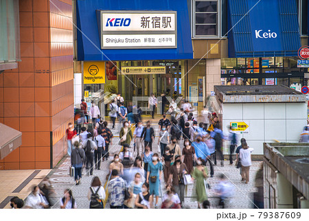 日本の東京都市景観 7月…変異株感染爆発…東京593人と脅威の数字。新宿駅前には多くの人出=6日 日本の東京都市景観 7月…変異株感染爆発…東京593人と脅威の数字。新宿駅前には多くの人出=6日 79387609