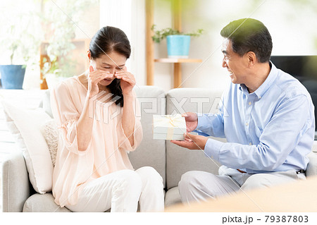 プレゼントを受け取る中高年女性 79387803