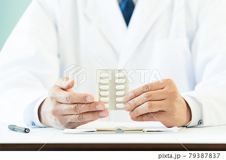 薬を示す医師の手元 薬を示す医師の手元 79387837
