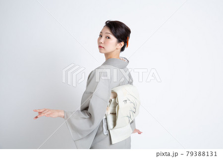 訪問着を着てポージングをしている若い日本人女性 79388131