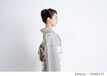 訪問着を着てポージングをしている若い日本人女性 79388135