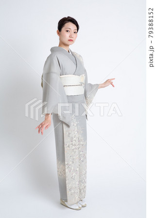 訪問着を着てポージングをしている若い日本人女性 訪問着を着てポージングをしている若い日本人女性 79388152
