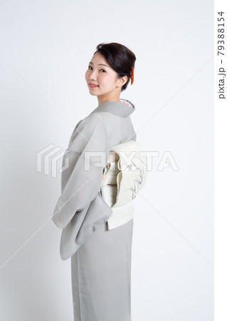訪問着を着ている若い日本人女性 79388154