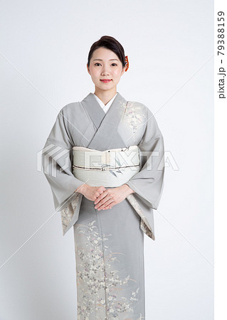 訪問着を着ている若い日本人女性 訪問着を着ている若い日本人女性 79388159