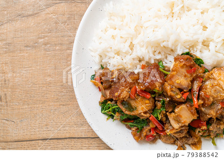 stir-fried crispy pork belly and basil with rice 79388542