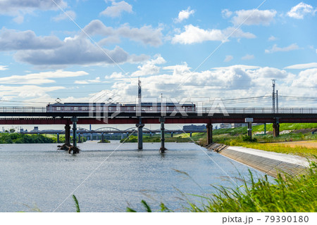 夏空と鉄橋を走る電車 79390180
