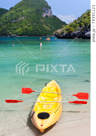 traveler kayaking in the thai ocean from backward view traveler kayaking in the thai ocean from backward view 79391121