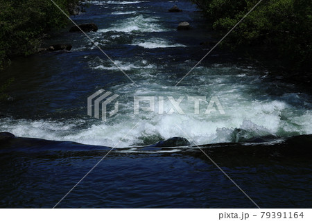 流れのしぶき 79391164