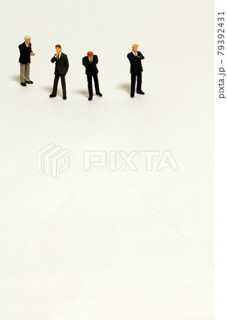 何かを言おうとする人と考え込む人 speaking man & considering men 79392431