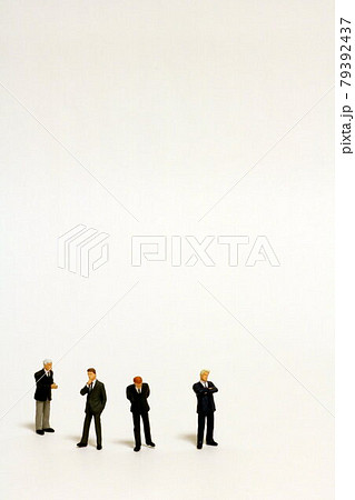 何かを言おうとする人と考え込む人 speaking man & considering men 79392437