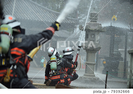文化財防火デー　雨の中鶴林寺の消防訓練　放水する消防隊員 79392666