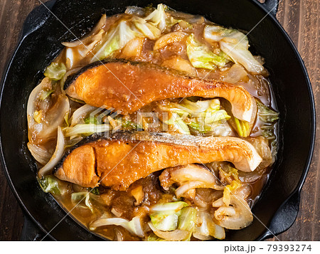 木のテーブルの鮭のちゃんちゃん焼き 木のテーブルの鮭のちゃんちゃん焼き 79393274