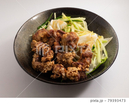 黒い器の砂肝の唐揚げ 79393473