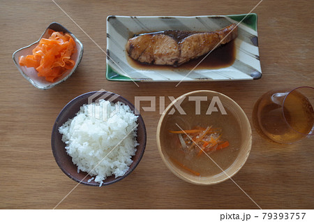 鰤の照り焼き定食 79393757