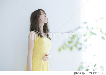 窓辺の女性　　 79394557