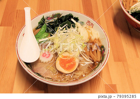 福島県会津名物大きいチャーシューの喜多方ラーメン醤油ラーメン 79395285