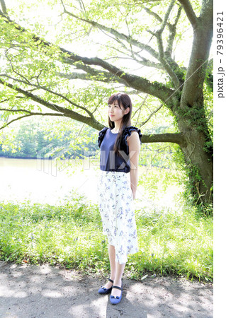 爽やかな表情の女性の全身ポートレート宣材写真 爽やかな表情の女性の全身ポートレート宣材写真 79396421