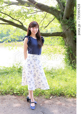 爽やかな表情の女性の全身ポートレート宣材写真 爽やかな表情の女性の全身ポートレート宣材写真 79396428