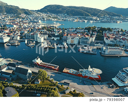 ノルウェー最大の港ベルゲンの空撮 ノルウェー最大の港ベルゲンの空撮 79398007