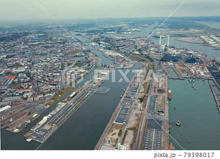 フランスのル・アーブルの港湾の空撮 79398017