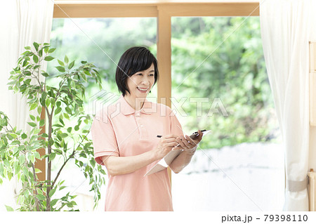 介護士　ミドル女性 79398110
