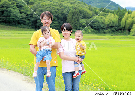 幸せな家族写真、ダウン症の天使と田舎暮らしでスローライフ 79398434