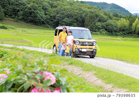 新車購入、幸せな家族のマイカー購入ライフスタイル 79398635