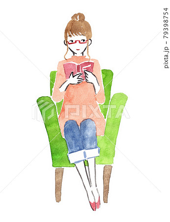 ソファーで読書する女性 水彩イラストのイラスト素材