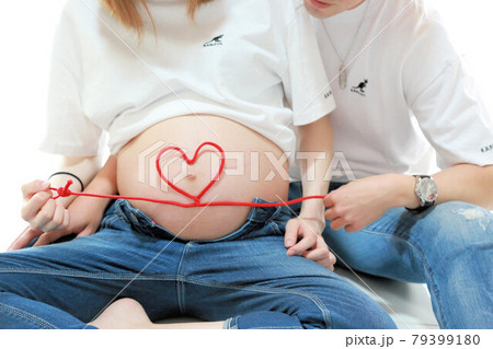 マタニティーフォト、妊婦さんのお腹アップ マタニティーフォト、妊婦さんのお腹アップ 79399180
