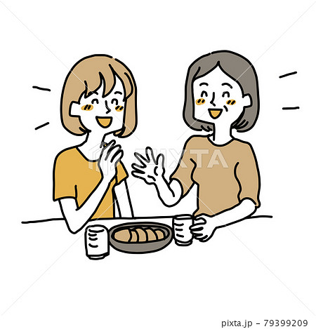 仲良く会話する若い女性と中年女性 79399209