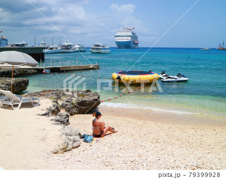 ケイマンのジョージタウンの白砂ビーチ 79399928