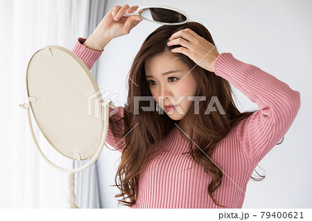鏡で頭皮を見る女性 79400621