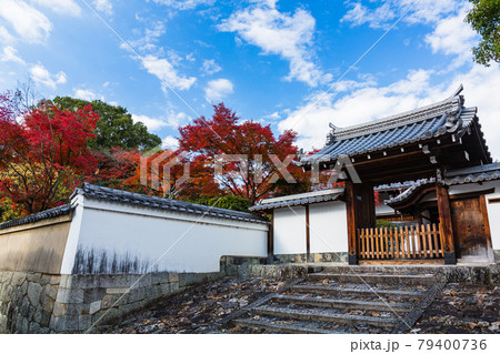 京都 大龍院の門と紅葉 京都 大龍院の門と紅葉 79400736