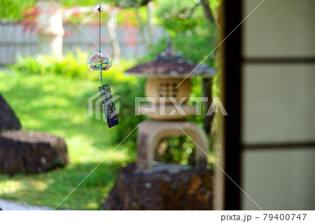 日本庭園の風鈴 79400747