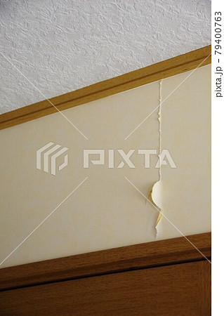 地震で亀裂の入った壁紙 79400763