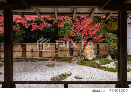 京都　南禅寺の回廊から見える紅葉 79401209