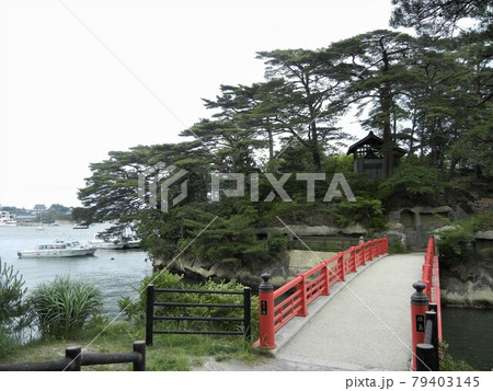日本三景の一つ松島:雄島と渡月橋と真珠稲荷の風景 日本三景の一つ松島:雄島と渡月橋と真珠稲荷の風景 79403145