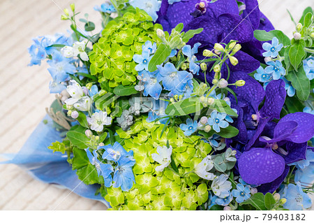 綺麗な花籠の写真。誕生日や記念日のプレゼントのイメージ。 綺麗な花籠の写真。誕生日や記念日のプレゼントのイメージ。 79403182