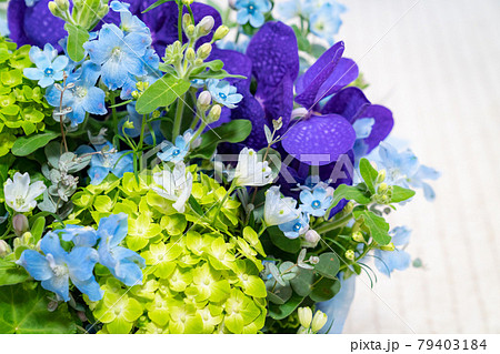 綺麗な花籠の写真。誕生日や記念日のプレゼントのイメージ。 79403184