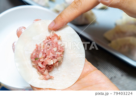 餃子を作っている写真。手作り餃子の写真。 餃子を作っている写真。手作り餃子の写真。 79403224