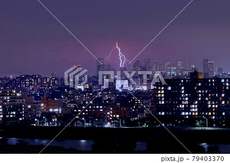夜の都会に雷が落ちる 79403370