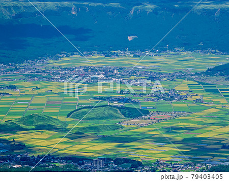 阿蘇山から阿蘇市を望む 阿蘇山から阿蘇市を望む 79403405