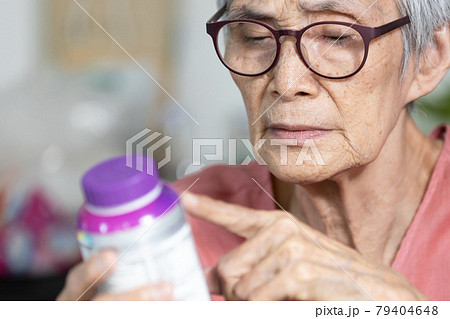 Old elderly having trouble with very small fonts size on product,hard to read and see,too small letter on the medicine labels,problem of printing small letters from the manufacturer,Consumer problems Old elderly having trouble with very small fonts size on product,hard to read and see,too small letter on the medicine labels,problem of printing small letters from the manufacturer,Consumer problems 79404648