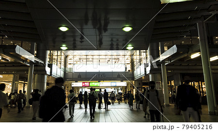 東京・品川駅 帰宅を急ぐ人々 東京・品川駅 帰宅を急ぐ人々 79405216