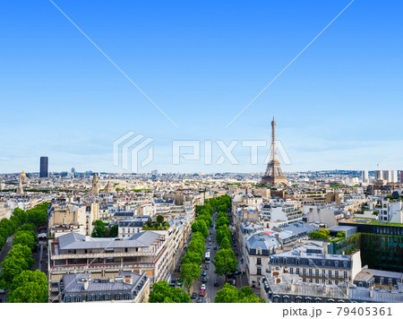 パリ　凱旋門から眺めるエッフェル塔 79405361