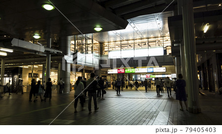 東京・品川駅　帰宅を急ぐ人々 79405403