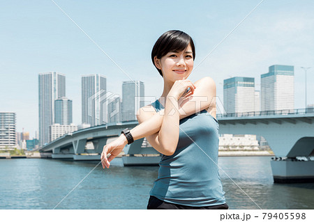 ストレッチをする女性 79405598