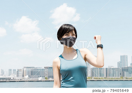 運動をする女性 79405649